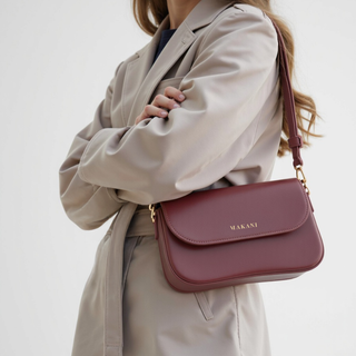 Length-adjustable strap: can be worn short or crossbody