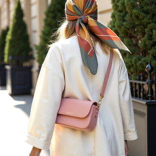 Length-adjustable strap: can be worn short or crossbody