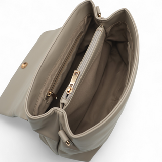 Several inner compartments for more organization