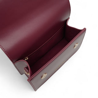 Secure closure & enough storage space for all your essentials