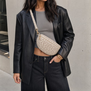 _Model height: 1.71 m (adjustable strap)