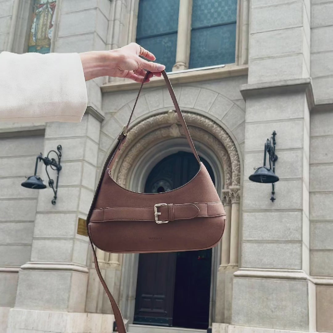 Companion for city trips, cafe dates or everyday life